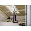 Person schleift Decke mit Industriesauger ab