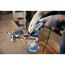 Person schleift Metall mit einem Dremel 4250 Multifunktionswerkzeug