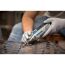 Person bearbeitet Metall mit einem Dremel Multifunktionswerkzeug.