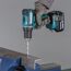 Person bohrt mit Makita Akkubohrschrauber in Metall