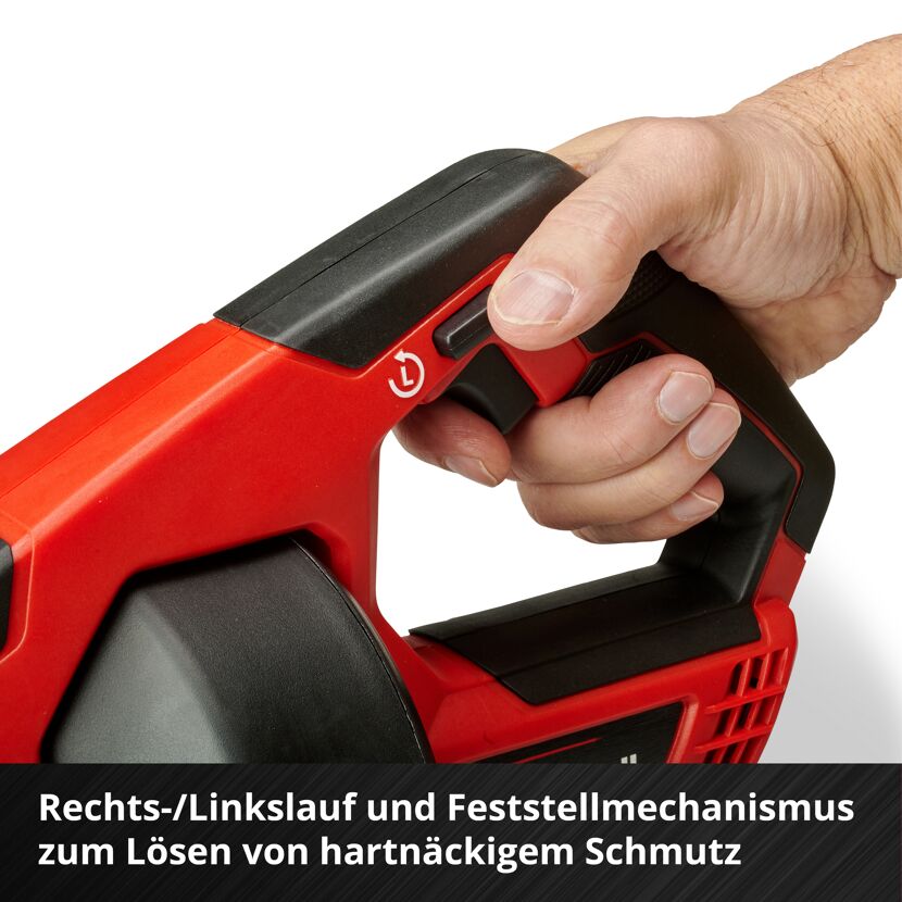 Hand hält den Griff eines Akku Rohrreinigers