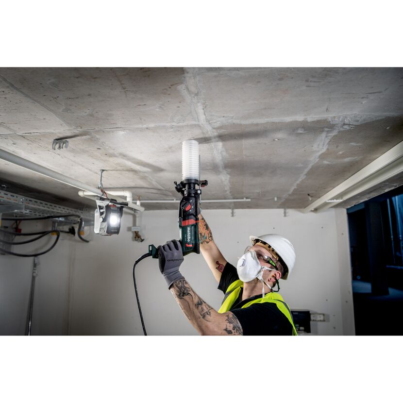Person verwendet einen Kombihammer von Metabo an der Decke.