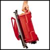 Person hält einen roten Fliesenschneider TC-TC 800