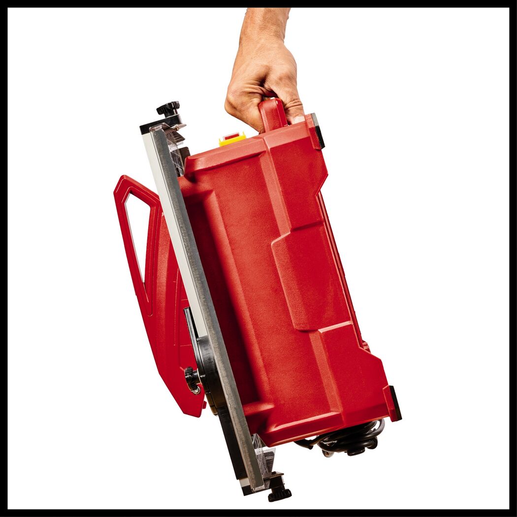 Person hält einen roten Fliesenschneider TC-TC 800