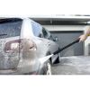 Person reinigt Auto mit Hochdruckreiniger
