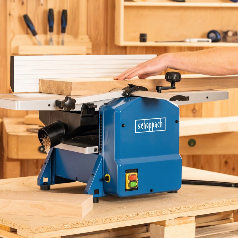 Person verwendet eine Hobelmaschine von Scheppach.