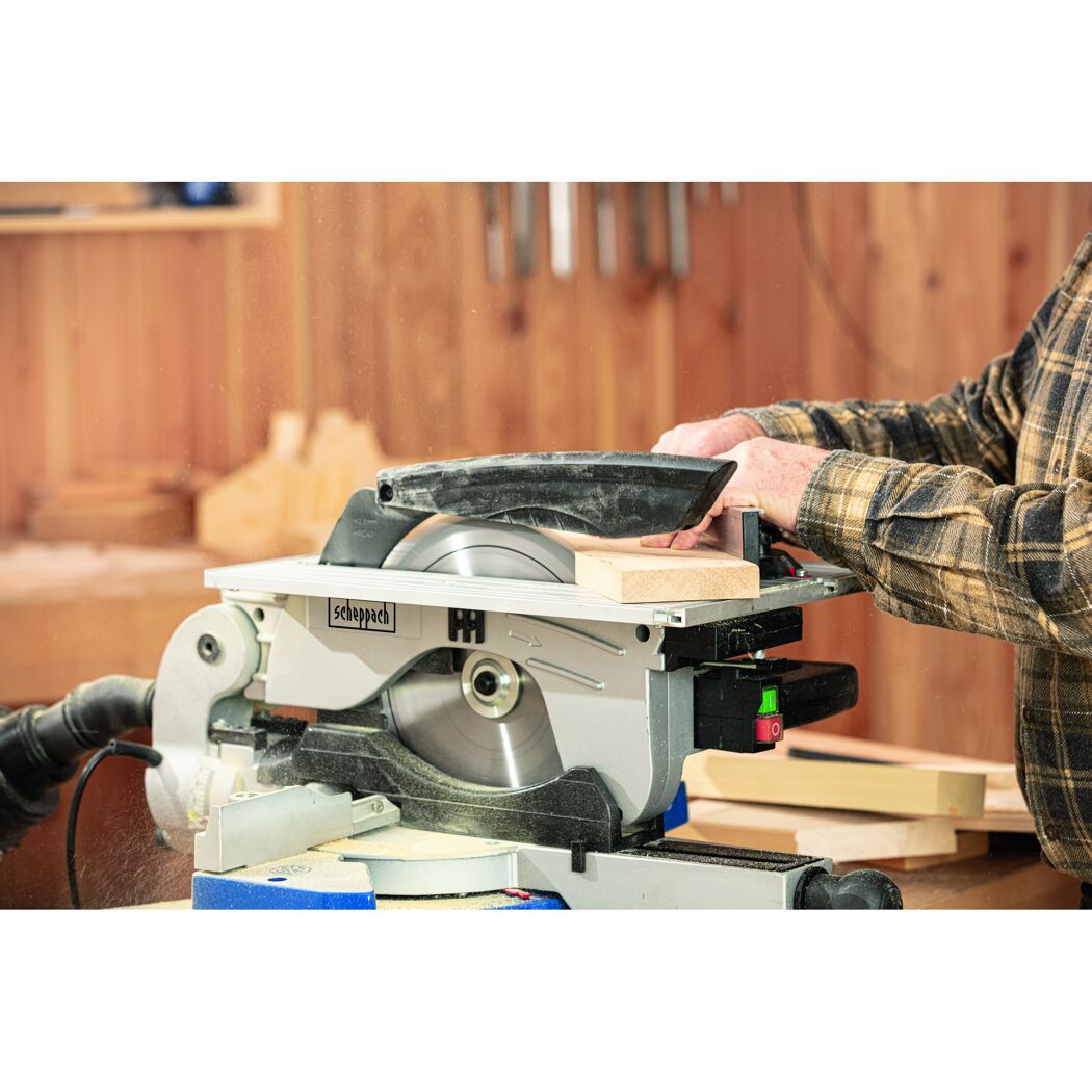 Person sägt Holz mit Tisch- und Kappssäge
