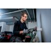 Person bohrt mit einem Metabo Akku-Bohrhammer in eine Wand.