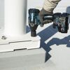 Person verwendet einen Makita Akku-Schlagschrauber.