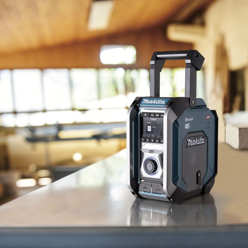 Makita Baustellenradio auf einer Fläche