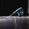 Makita Elektro-Meißelhammer auf Fliesen