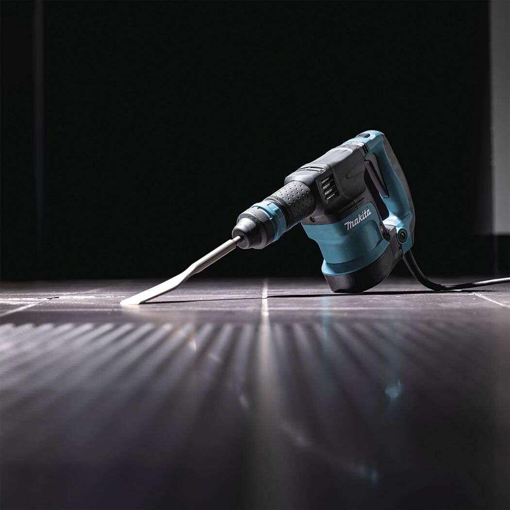 Makita Elektro-Meißelhammer auf Fliesen