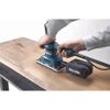 Person schleift Holz mit Makita-Schwingschleifer