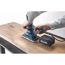 Person schleift Holz mit Makita-Schwingschleifer