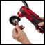 Person wechselt einen Schleifteller am Multitool.