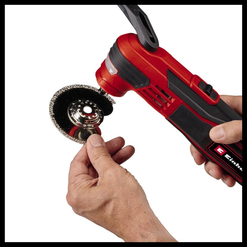 Person wechselt einen Schleifteller am Multitool.