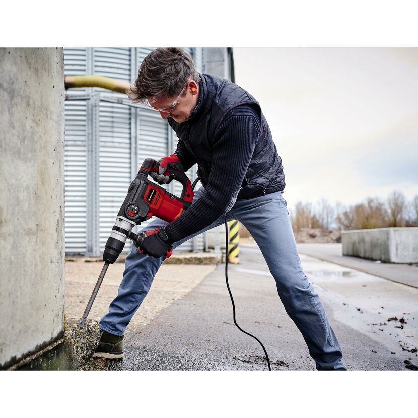Person verwendet einen Einhell Bohrhammer.