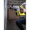 Person bohrt mit dem Akku-Bohrhammer SDS RSDS18X-1C40S von Ryobi ein Loch in die Wand.