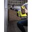 Person bohrt mit dem Akku-Bohrhammer SDS RSDS18X-1C40S von Ryobi ein Loch in die Wand.