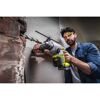 Person bohrt mit Akku-Bohrhammer SDS RSDS18X-1C40S in eine Wand.