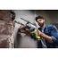 Person bohrt mit Akku-Bohrhammer SDS RSDS18X-1C40S in eine Wand.