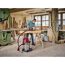 Person schleift Holz mit Schleifmaschine und Industriestaubsauger