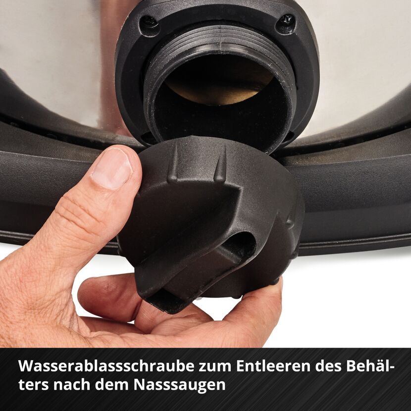 Person öffnet Wasserablassschraube am Nass-Sauger