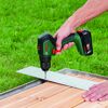Person bohrt mit dem Akku-Bohrschrauber UniversalDrill 18V-60 von Bosch in Metall.
