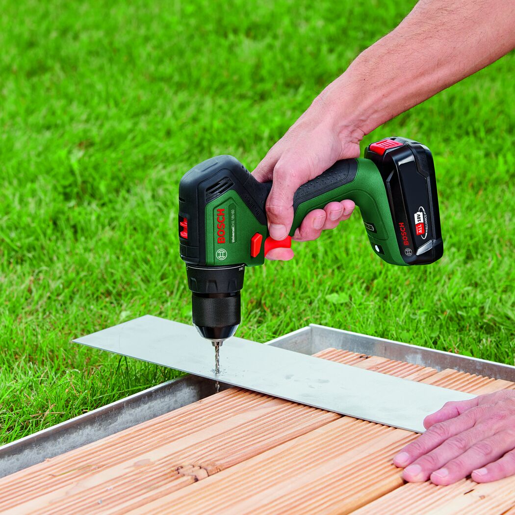Person bohrt mit dem Akku-Bohrschrauber UniversalDrill 18V-60 von Bosch in Metall.