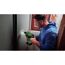 Person bohrt mit Bohrhammer in Wand.