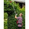 Person schneidet Hecke mit Akku-Heckenschere