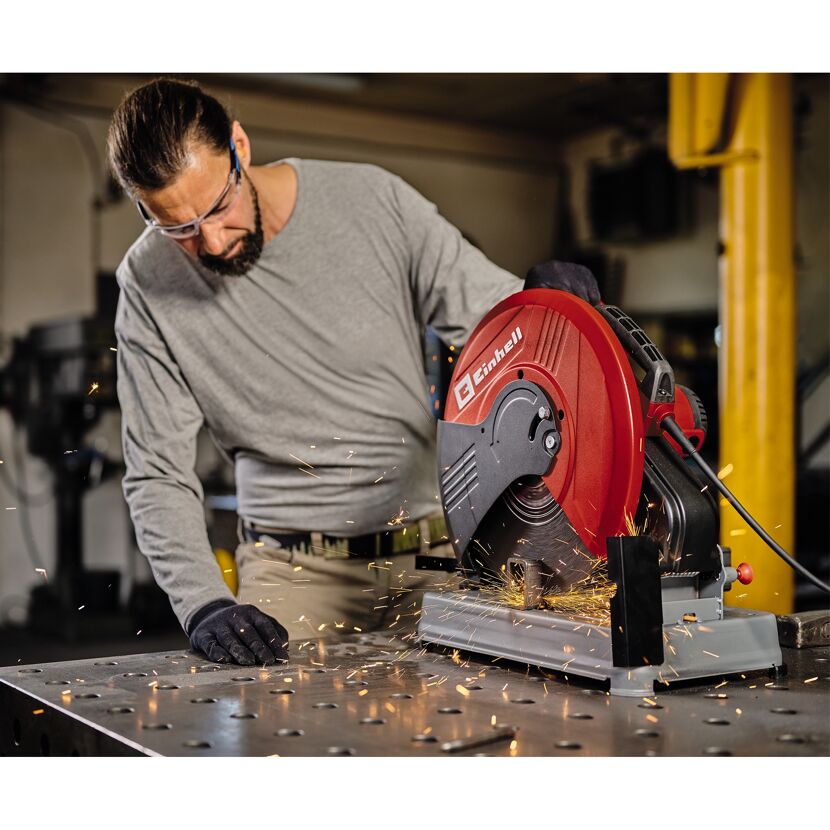 Person sägt Metall mit einer Metalltrennsäge.