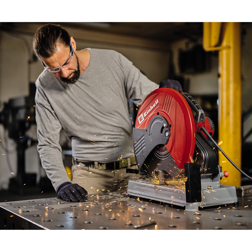 Person sägt Metall mit einer Metalltrennsäge.