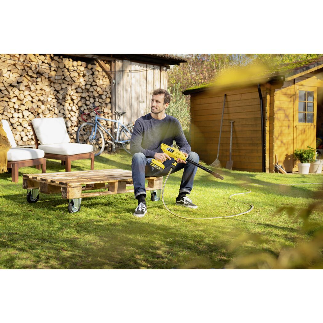 Person mit Akku-Druckreiniger KHB 4-18 Battery Set