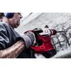 Person mit Bohrhammer von Einhell im Einsatz