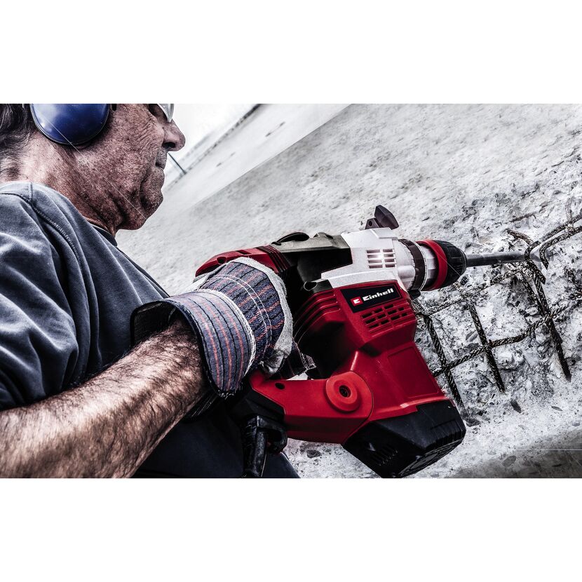 Person mit Bohrhammer von Einhell im Einsatz