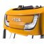 Vorderseite der orangenen Kehrmaschine SWS 800 GE mit eingeschalteten Scheinwerfern