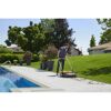 Person kehrt mit Kehrmaschine am Pool