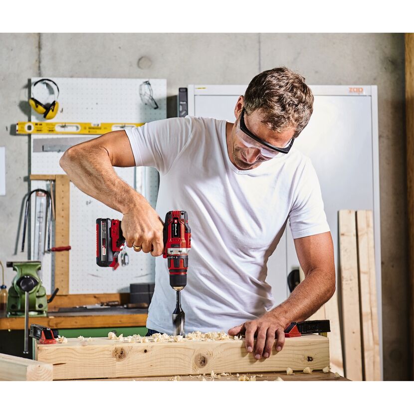 Person bohrt mit Akku-Bohrschrauber in Holz.