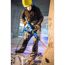 Person benutzt Abbruchhammer an Betonwand.