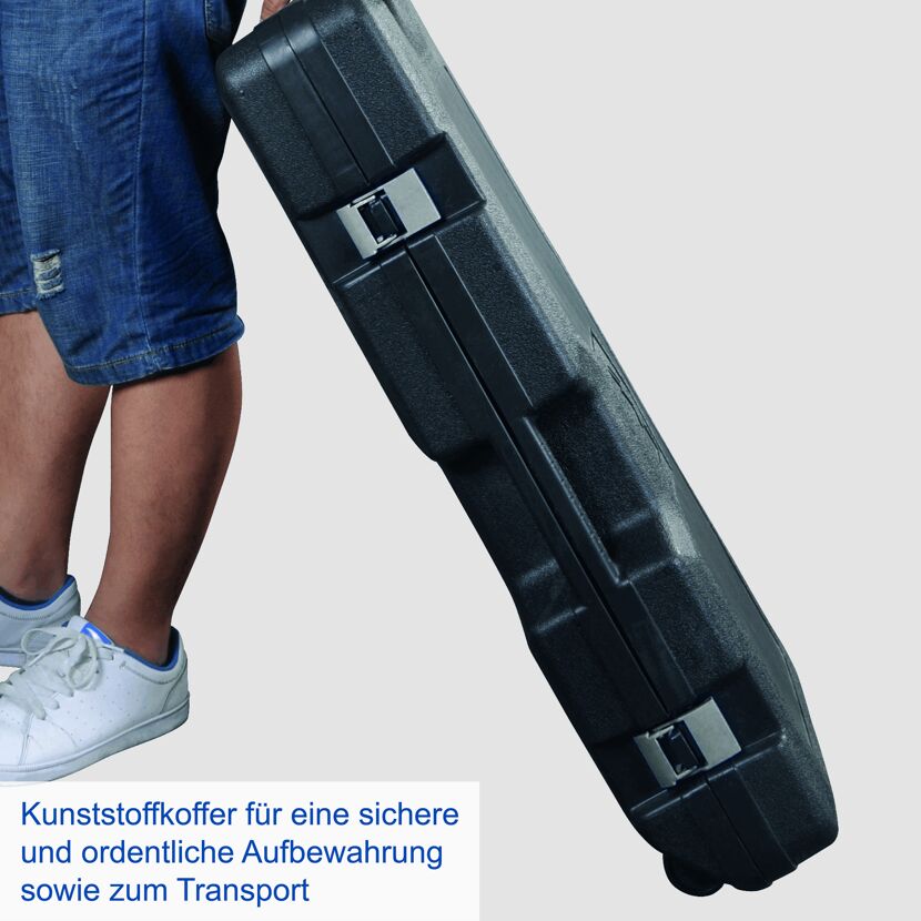 Person trägt schwarzen Kunststoffkoffer.