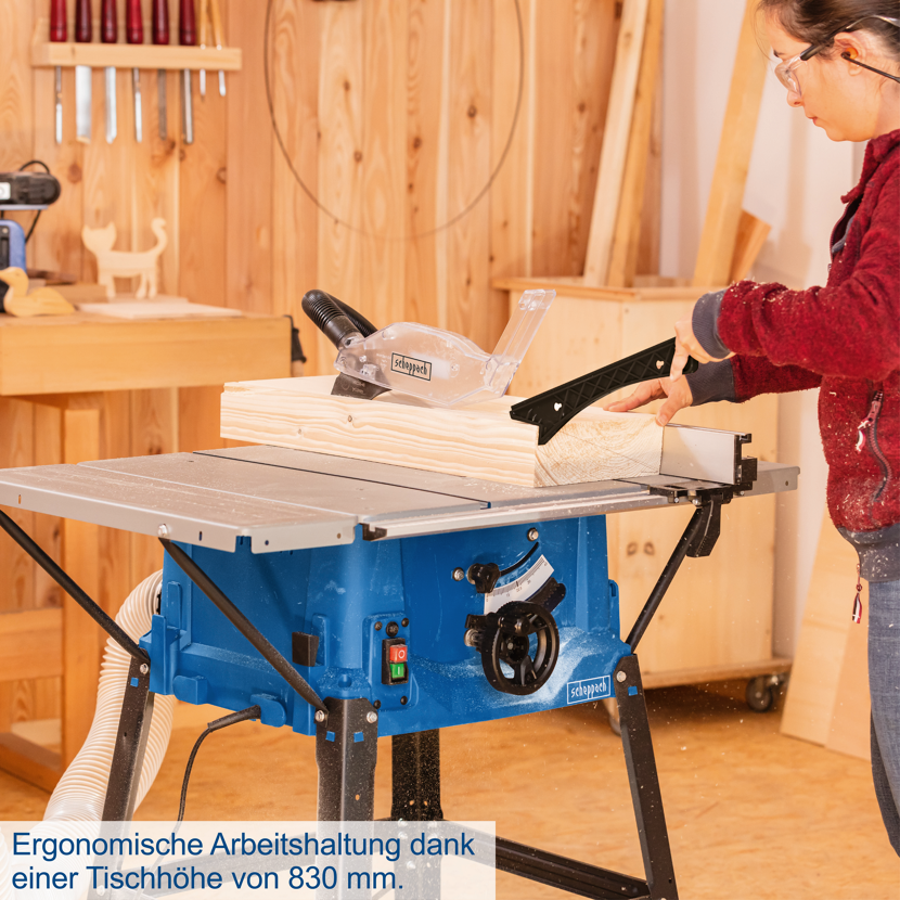 Person sägt Holz mit Tischkreissäge von Scheppach