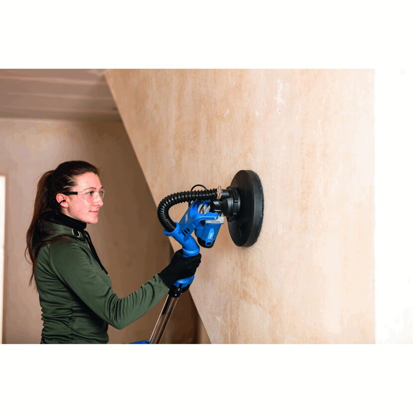 Person schleift Wand mit Deckenschleifer