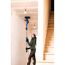 Person schleift mit Deckenschleifer die Decke