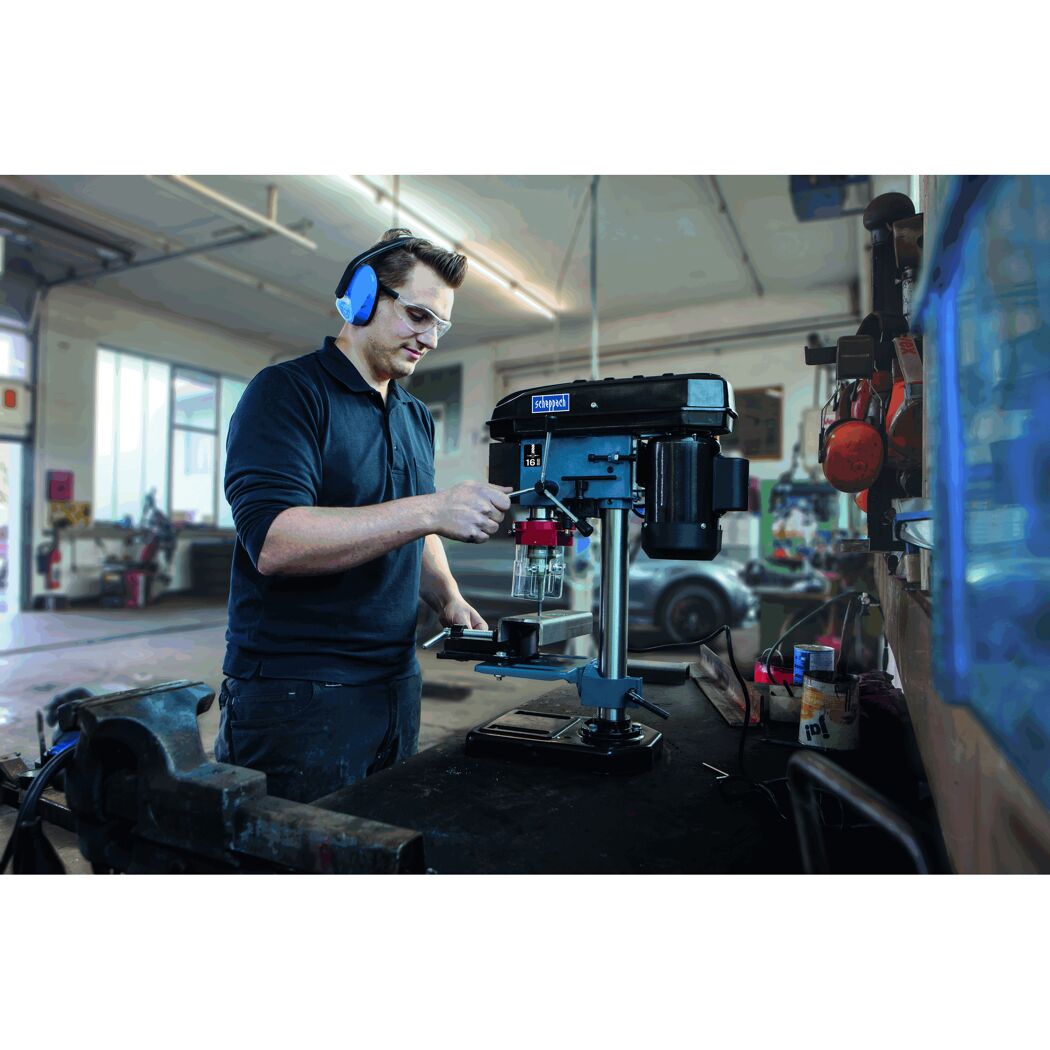 Person verwendet eine Tischbohrmaschine von Scheppach.