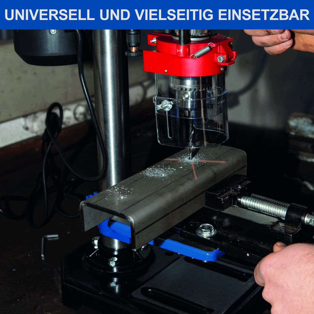 Person bohrt mit Tischbohrmaschine in Metallstück.
