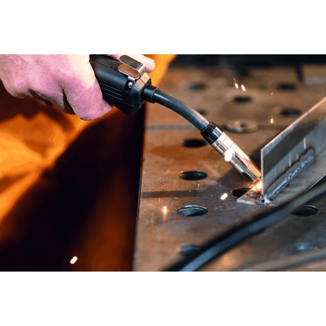 Person schweißt Metall mit einem Schweißgerät.