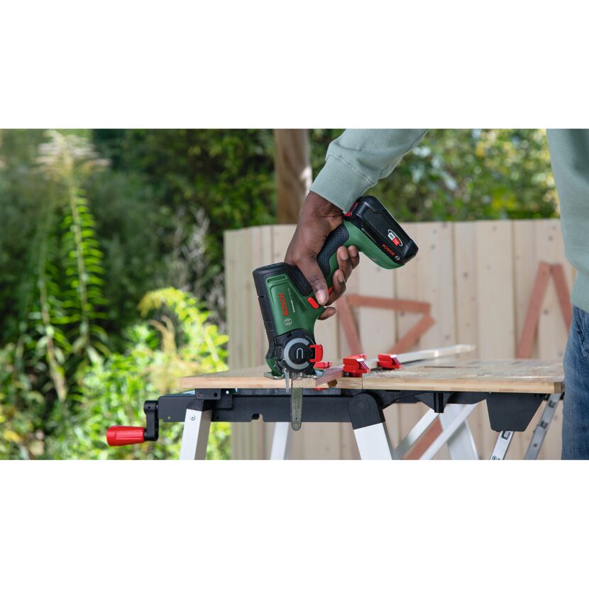 Person sägt Holz mit einer Bosch UniversalCut 18V-65