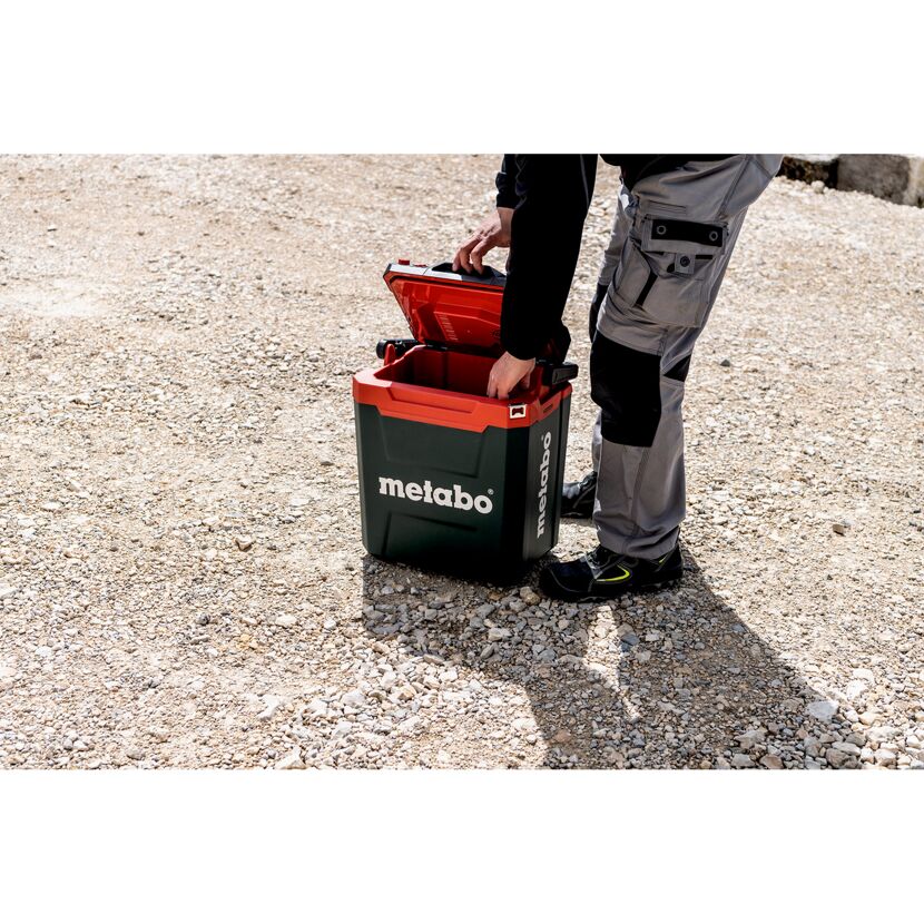 Person öffnet eine Metabo Akku-Kühlbox.