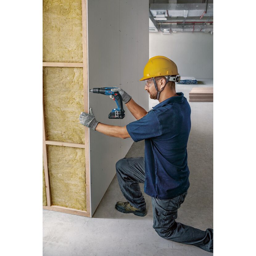 Person montiert Trockenbauwand mit dem Akku-Trockenbauschrauber GTB 18V-45 Professional von Bosch.